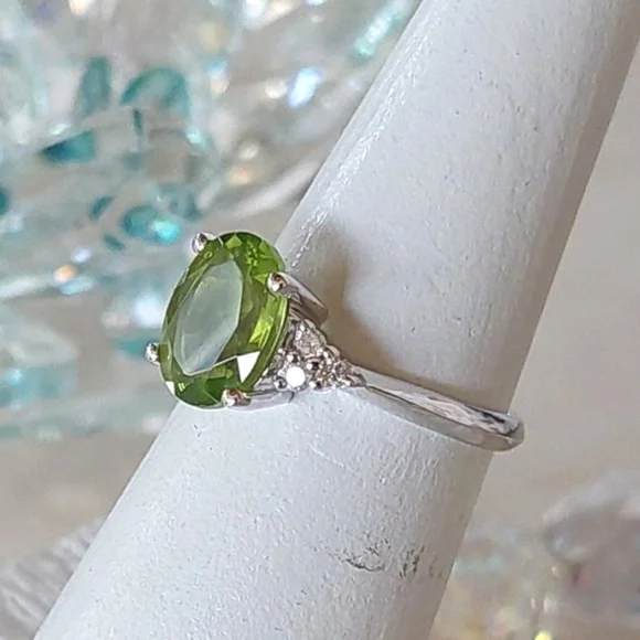 FLASH SALE! 10Kt White Gold Peridot & Diamond Gold Ring - Picture 2 of 15